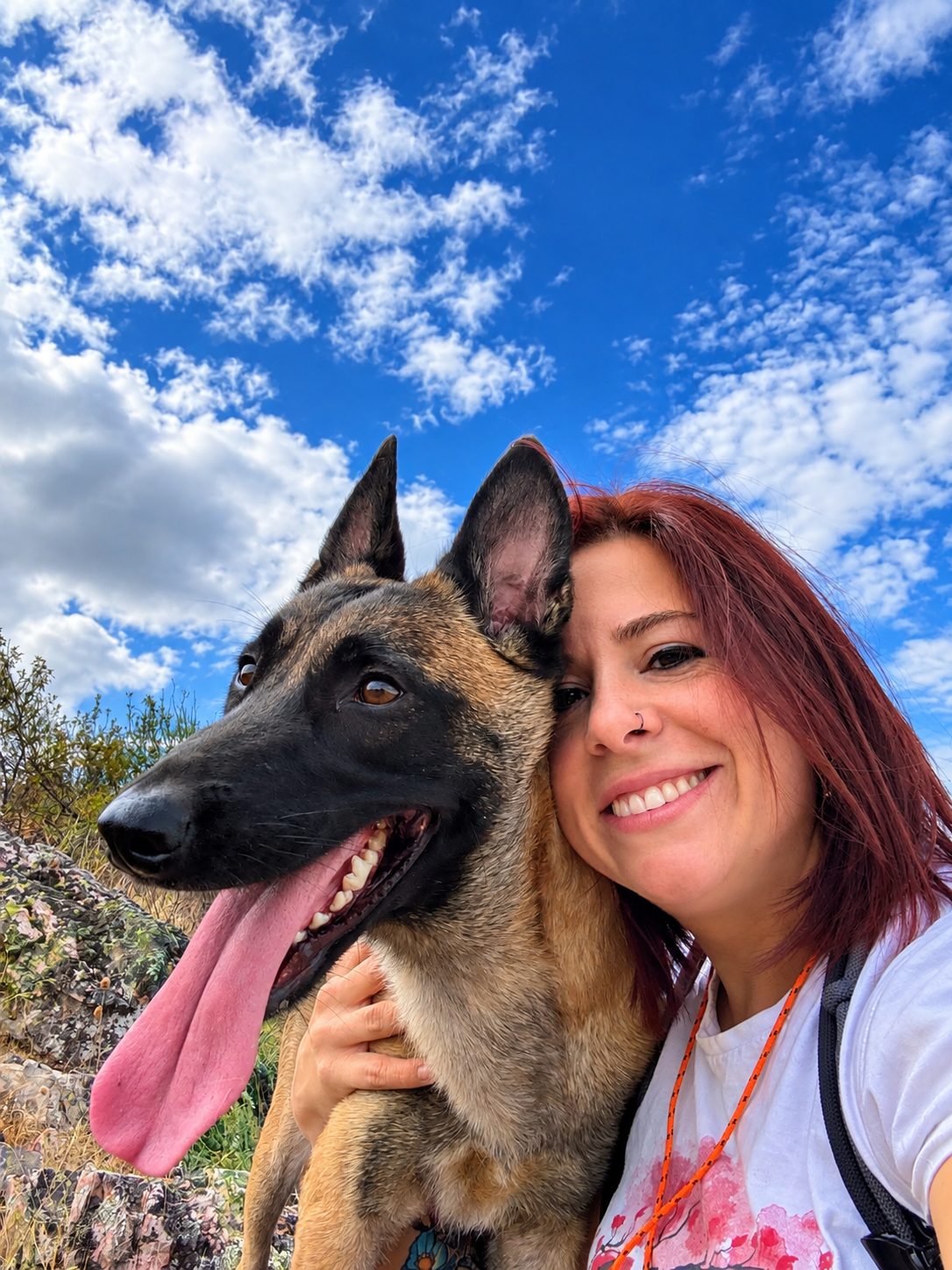 Educadora y su malinois en el campo